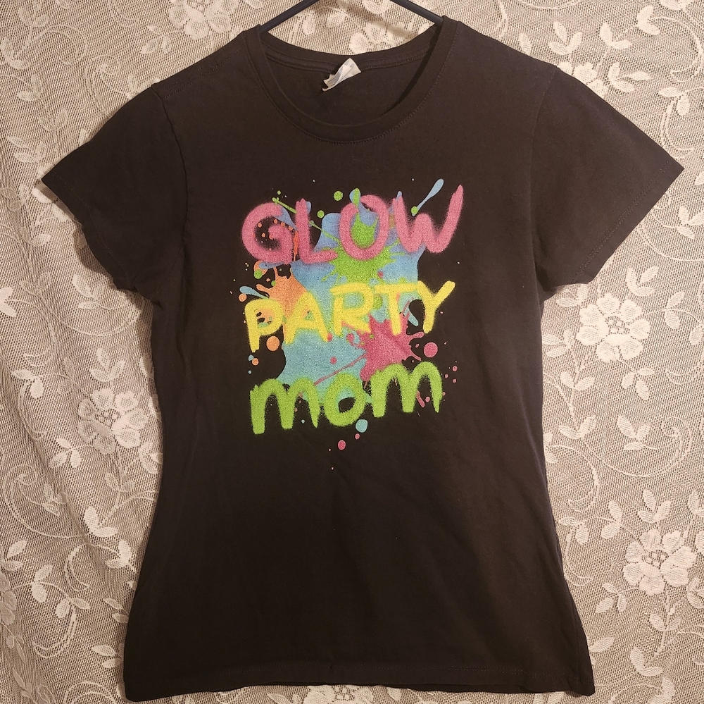 GLOW PARTY MOM Women's T-shirt
